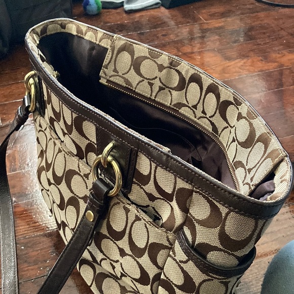 Signature Coach Print Shoulder Bag - Picture 15 of 16
